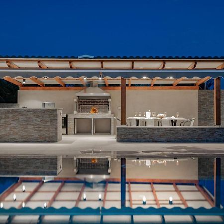 Kalipádhon Antonia Villa - Luxurious Serenity With Private Pool, By Zantewize מראה חיצוני תמונה