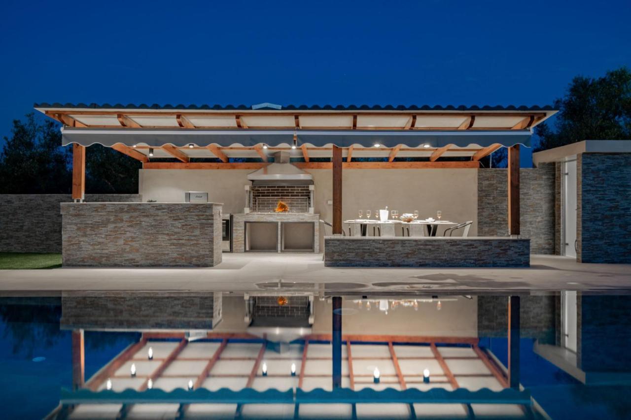 Kalipádhon Antonia Villa - Luxurious Serenity With Private Pool, By Zantewize מראה חיצוני תמונה