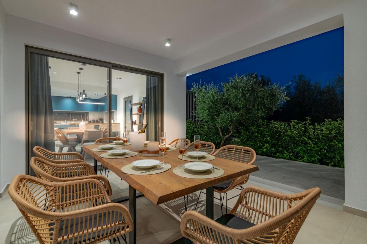 Kalipádhon Antonia Villa - Luxurious Serenity With Private Pool, By Zantewize מראה חיצוני תמונה
