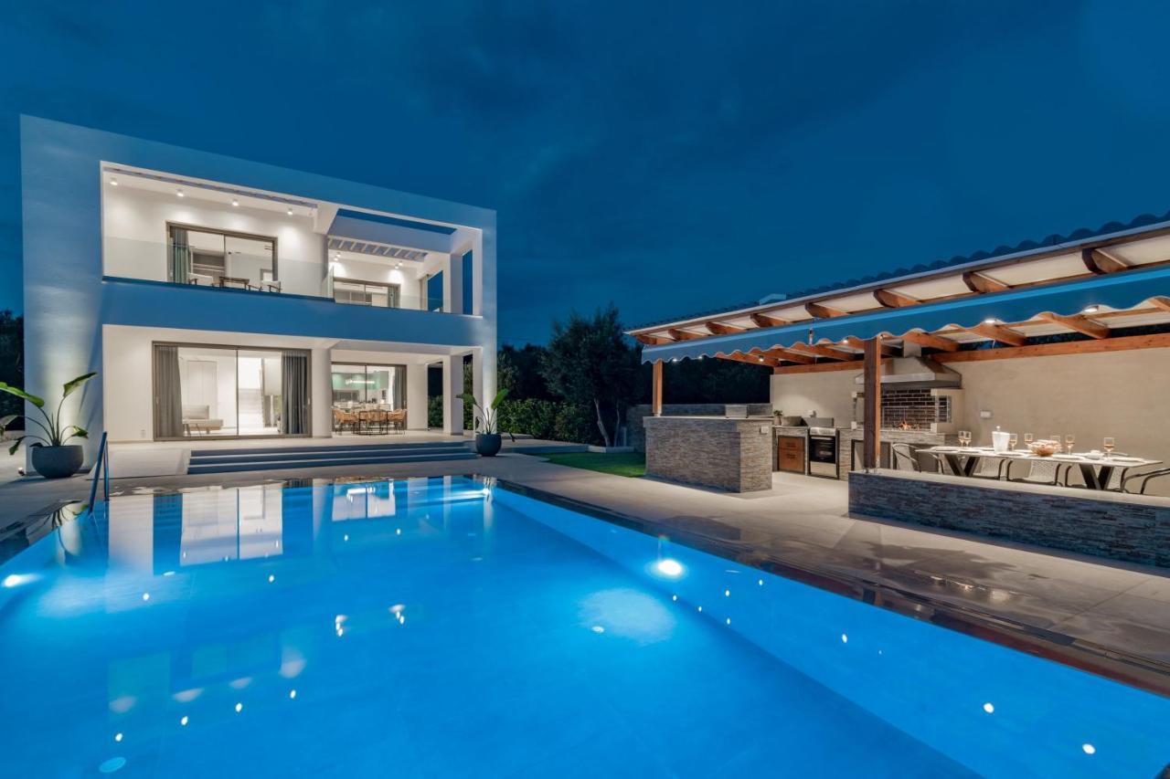 Kalipádhon Antonia Villa - Luxurious Serenity With Private Pool, By Zantewize מראה חיצוני תמונה