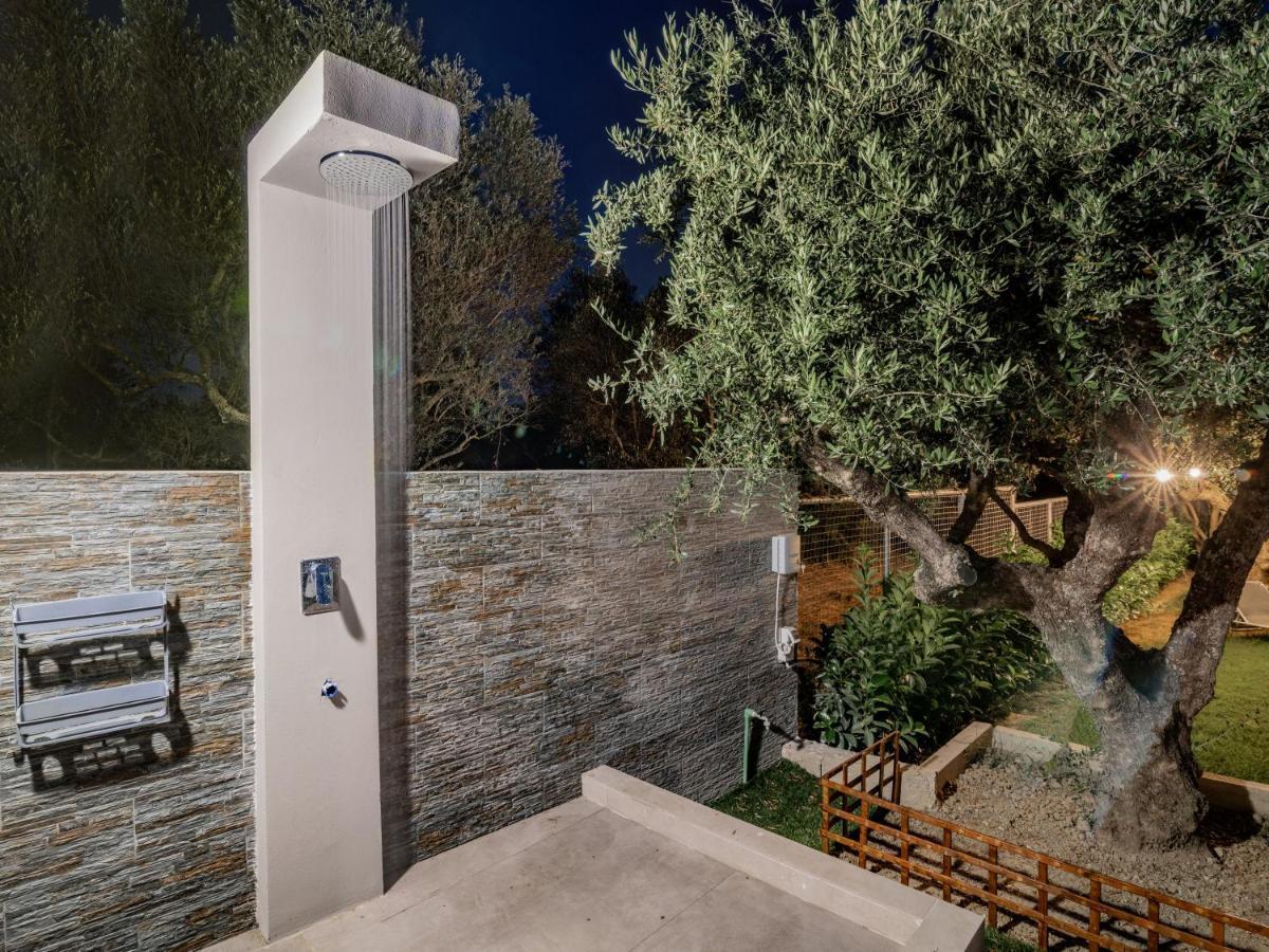 Kalipádhon Antonia Villa - Luxurious Serenity With Private Pool, By Zantewize מראה חיצוני תמונה